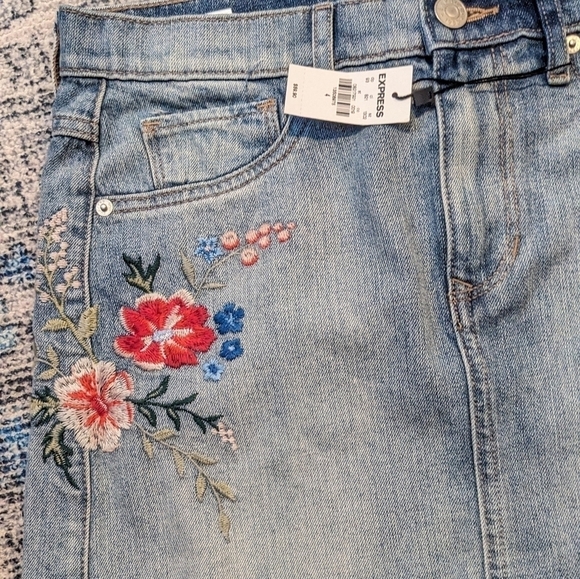 Express * Embroidered Floral Fray Hem Jean Skirt  NWT size 4 - Picture 4 of 5